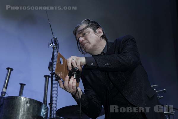 EINSTURZENDE NEUBAUTEN - 2017-05-28 - PARIS - Nef Nord - Grande Halle - Christian Emmerich [Blixa Bargeld]